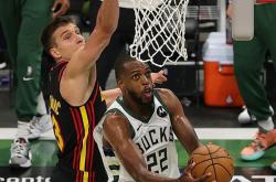 爱游戏入口-老鹰队与雄鹿队的精彩比赛让人印象深刻