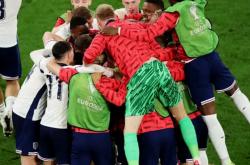 爱游戏体育官网-关于欧洲足球赛场胜负难料，球员团结一心争夺胜利的信息