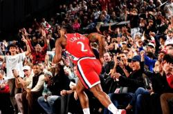 爱游戏在线-包含独行侠逆转步行者，伦纳德统治全场的词条