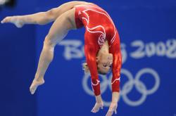 AYX体育赛事-爵士铁血防守锁死北京，恩比德末节统治攻防成胜负手