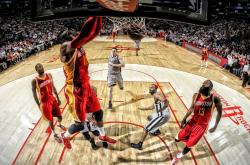 爱游戏入口-红黑军团对阵波斯湾，当战术板遇见石油资本，巴雷拉如何成为唯一不断电的坐标轴