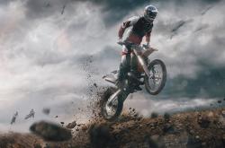 爱游戏tv-绿茵场与篮球馆，双城记下的争冠战火