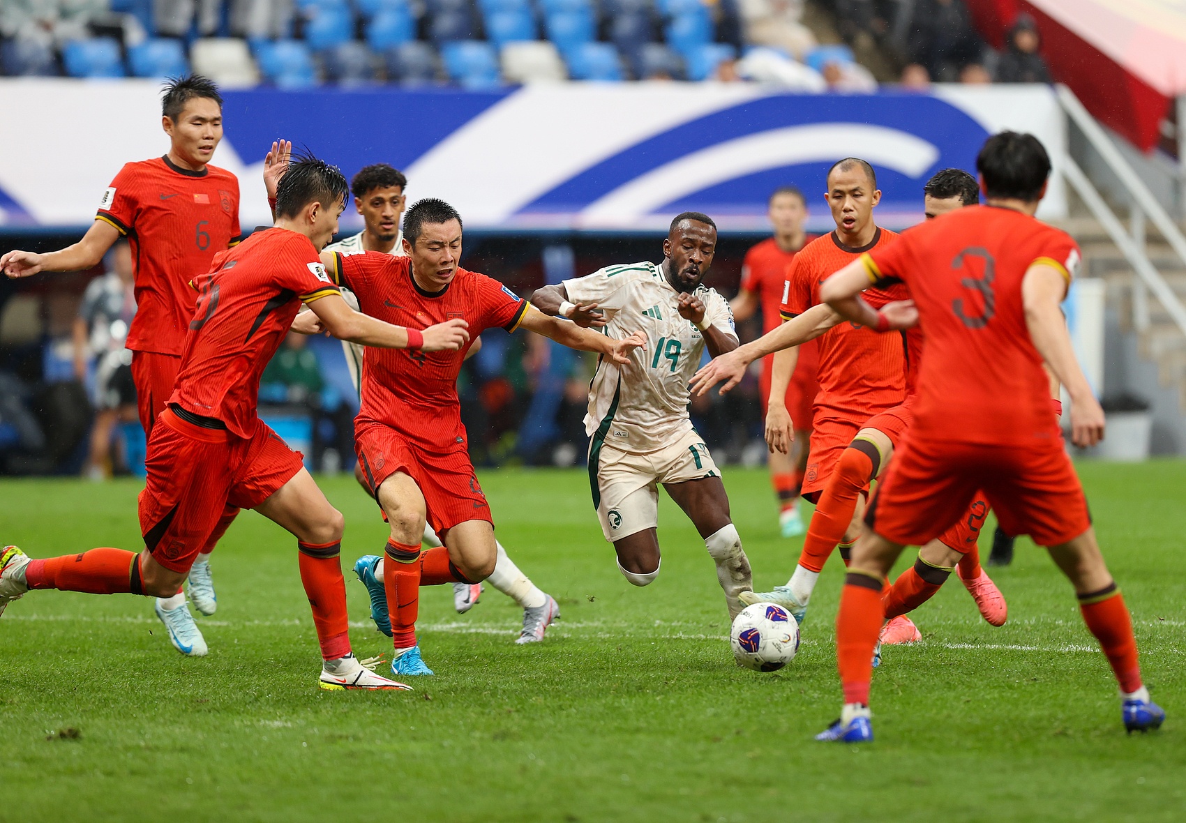 足球赛场上激烈较量,国家队获得胜利 足球赛场上激烈较量,国家队获得胜利