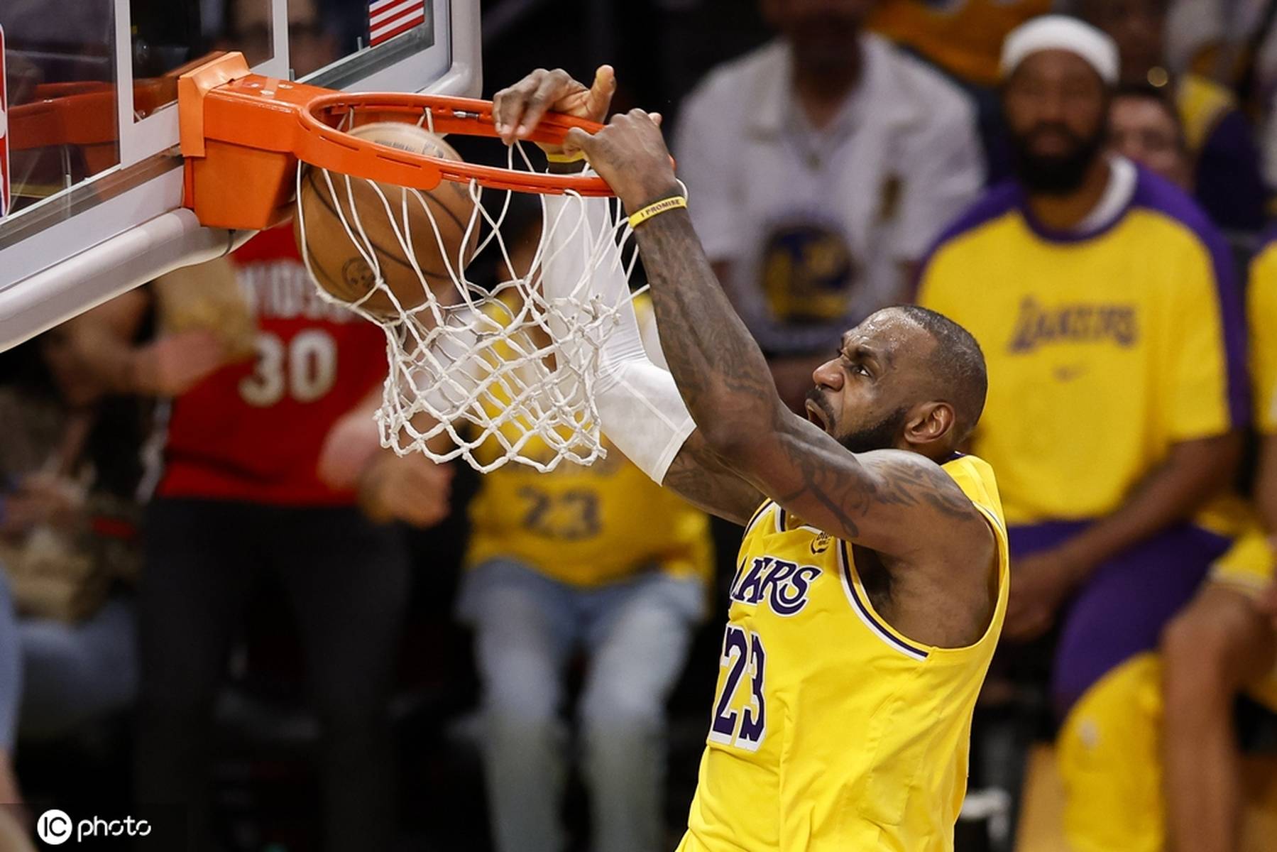 湖人力克对手，詹姆斯领军取胜