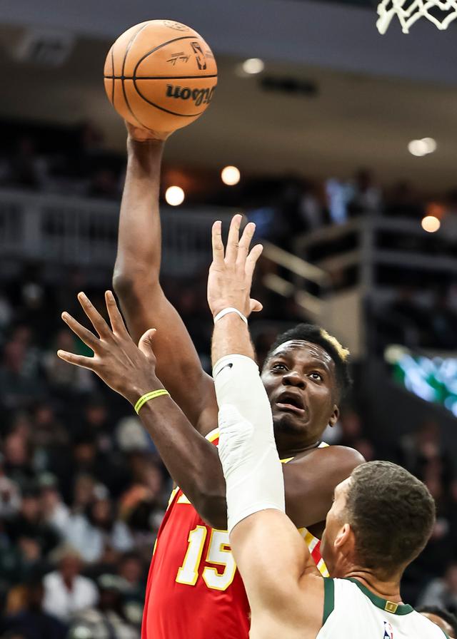 老鹰队与雄鹿队的精彩比赛让人印象深刻 老鹰队与雄鹿队的精彩比赛让人印象深刻